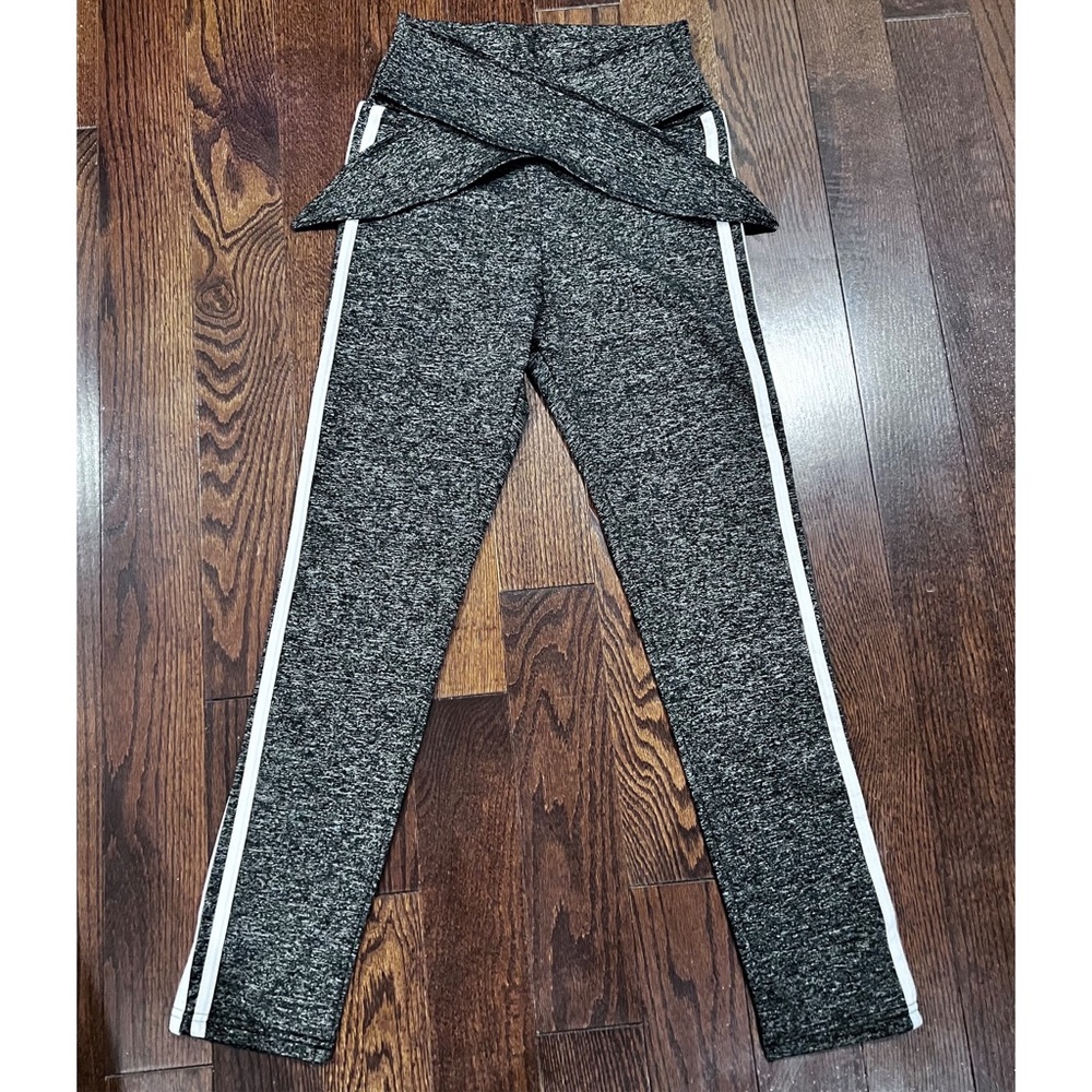 HIGH WAISTED BLACK AND WHITED STRIPED LEGGINGS